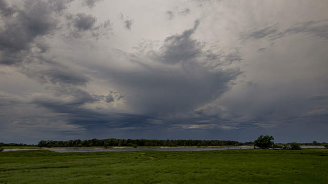 Regenwolken an der Elbe