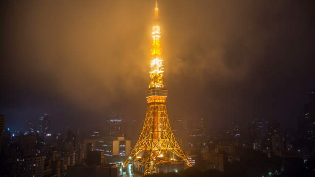 Tokio Tower im Nebel