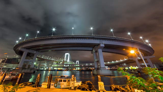 Rainbow Bridge Schleife bei Nacht