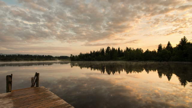 Abenddämmerung mit Mondaufgang am See