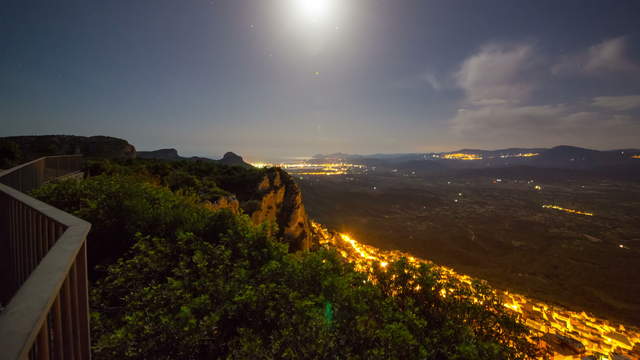 Mond über Dorf