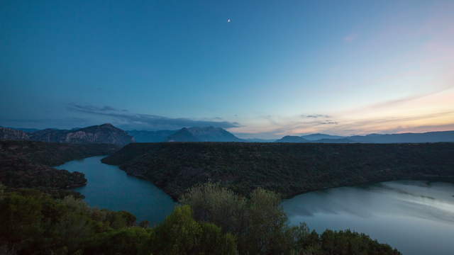 Stausee bei Abenddämmerung