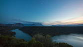 Zeitraffer - Stausee bei Abenddämmerung