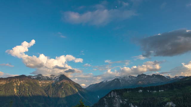 Berglandschaft Tag zu Nacht mit Mond