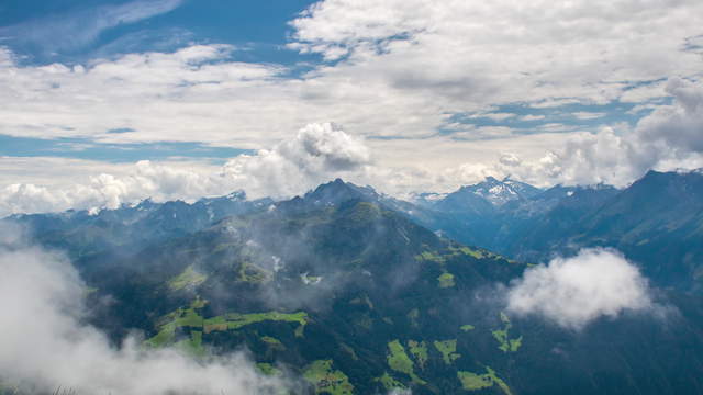 Bergspitzen in den Wolken Weitwinkel