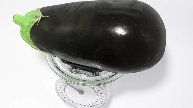 Aubergine auf Waage Aufsicht