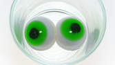Zeitraffer - Fruchtgummi-Augen vs Säure