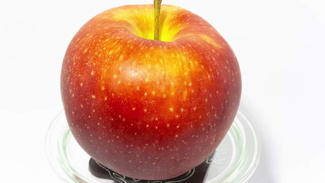 Apfel auf Waage Aufsicht