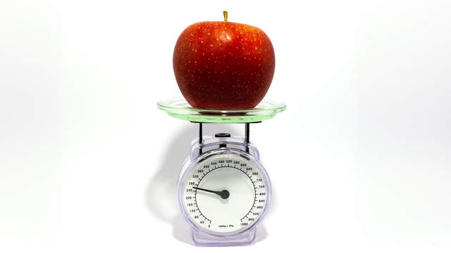 Apfel auf Waage