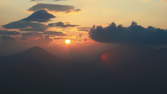 Zeitraffer - Sonnenuntergang in den Bergen